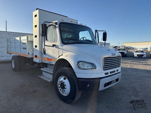 Image of Freightliner M2 106 equipment image 2
