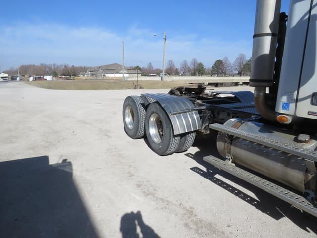 Image of Freightliner Columbia 112 equipment image 1