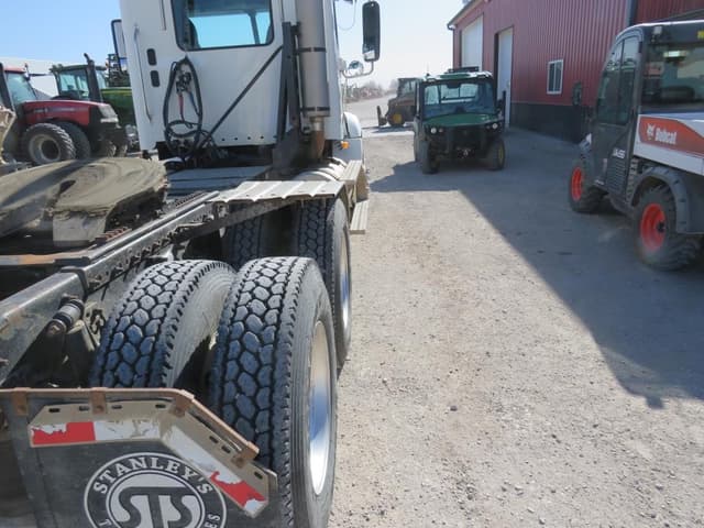 Image of Freightliner Columbia 112 equipment image 3