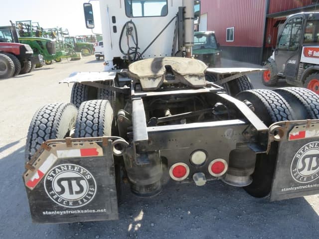 Image of Freightliner Columbia 112 equipment image 4