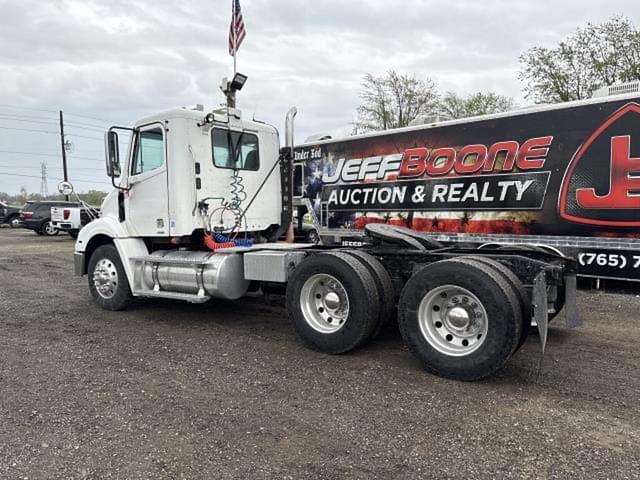 Image of Freightliner Columbia 112 equipment image 1