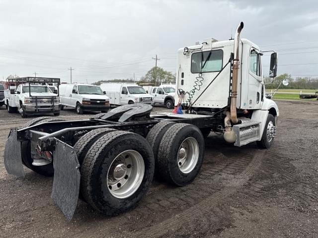 Image of Freightliner Columbia 112 equipment image 3
