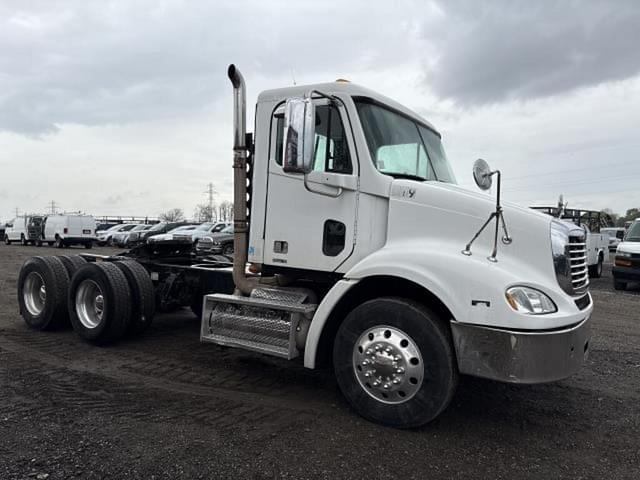 Image of Freightliner Columbia 112 equipment image 4