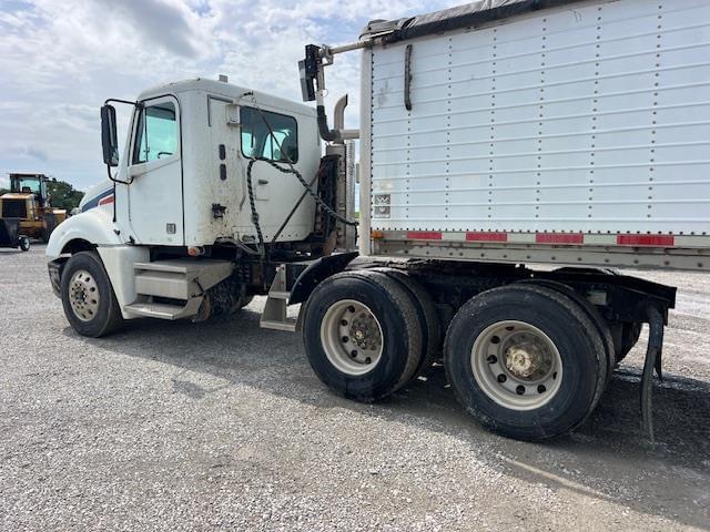Image of Freightliner Columbia 120 equipment image 2