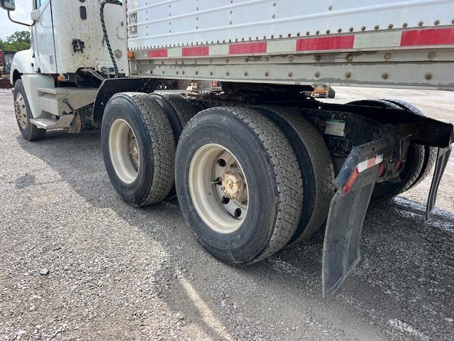 Image of Freightliner Columbia 120 equipment image 3
