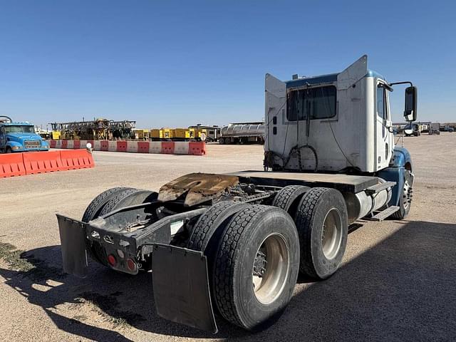 Image of Freightliner Columbia 120 equipment image 4