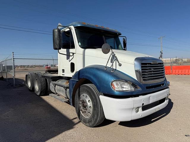 Image of Freightliner Columbia 120 equipment image 3