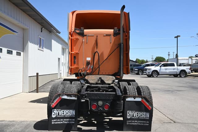Image of Freightliner Columbia 120 equipment image 4