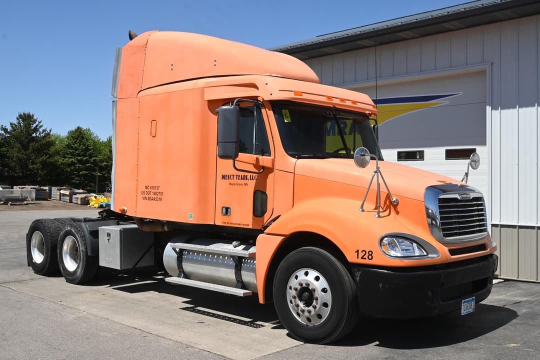 Image of Freightliner Columbia 120 Primary image