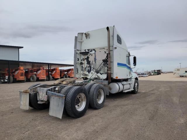 Image of Freightliner Columbia 120 equipment image 4