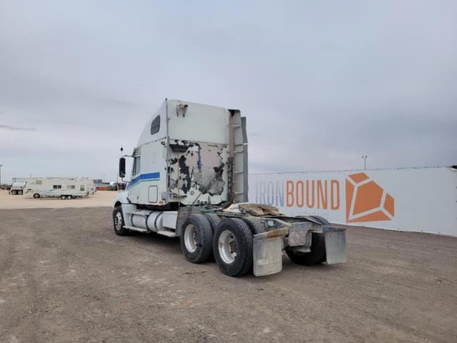 Image of Freightliner Columbia 120 equipment image 2