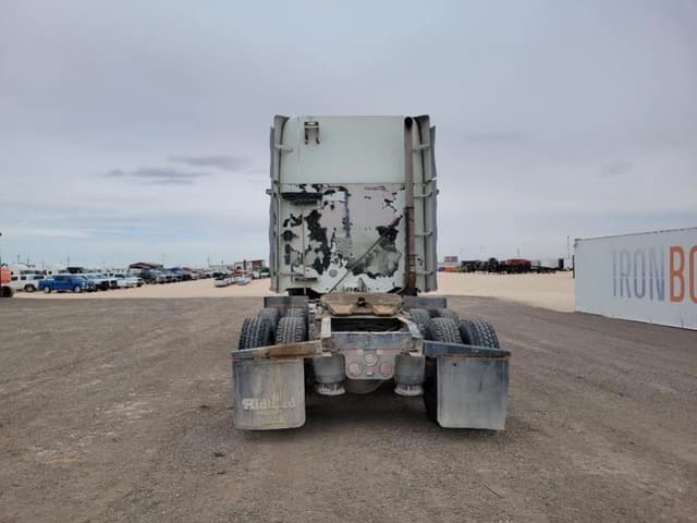 Image of Freightliner Columbia 120 equipment image 3