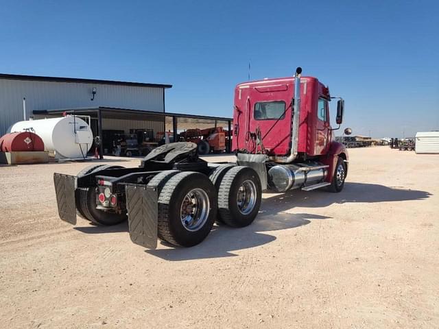 Image of Freightliner Columbia 120 equipment image 4