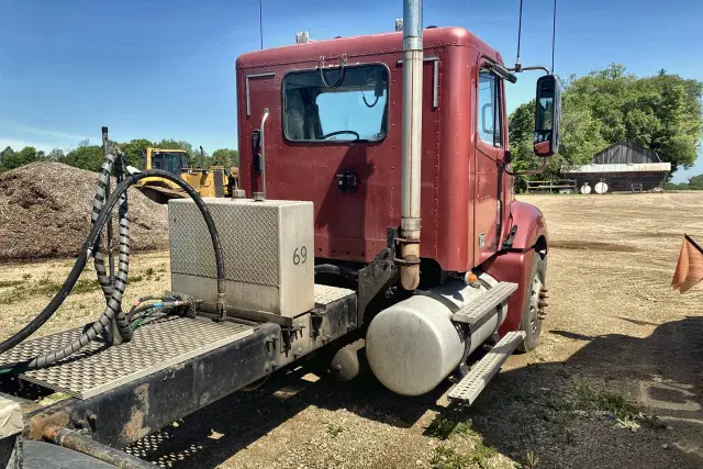 Image of Freightliner Columbia equipment image 4