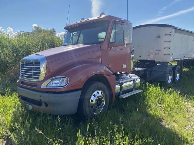 Image of Freightliner Columbia equipment image 2