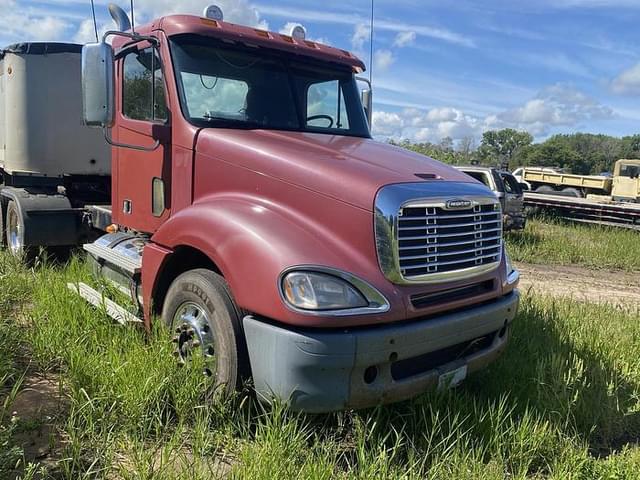 Image of Freightliner Columbia equipment image 3