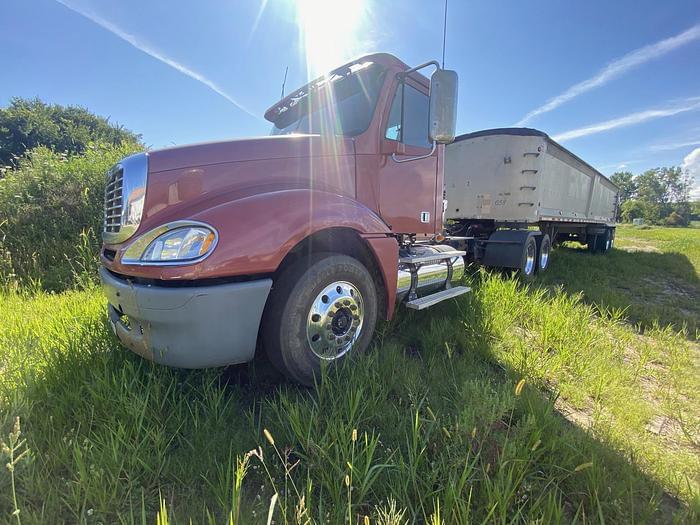 Image of Freightliner Columbia Primary image