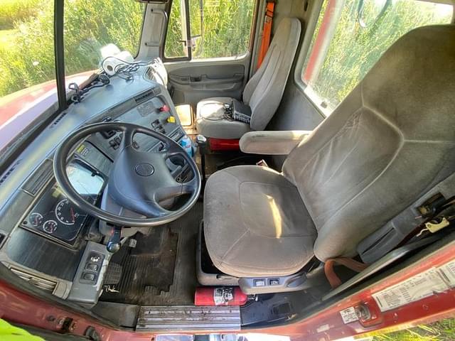 Image of Freightliner Columbia equipment image 4
