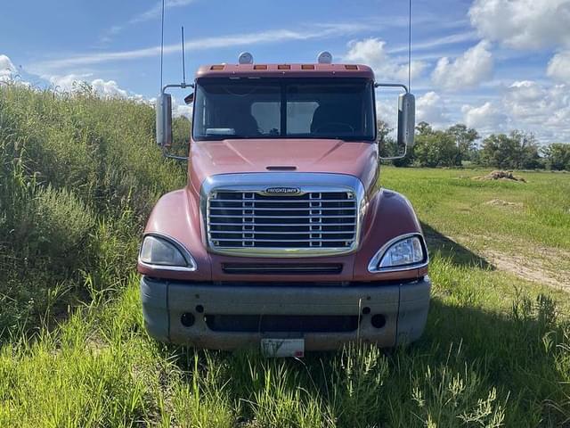 Image of Freightliner Columbia equipment image 1
