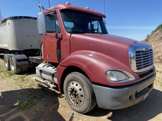 Image of Freightliner Columbia equipment image 3