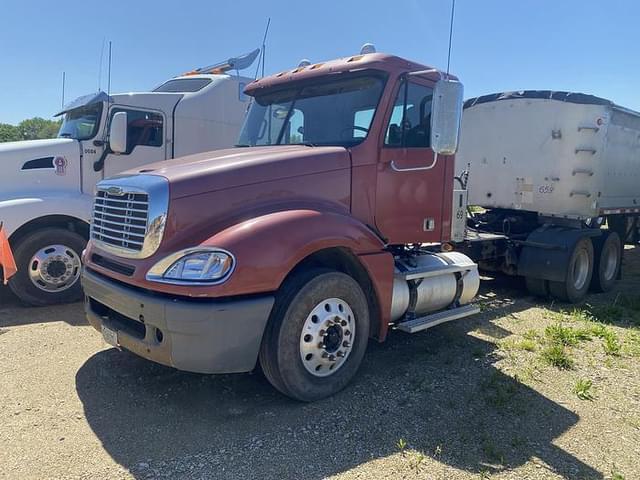 Image of Freightliner Columbia equipment image 2