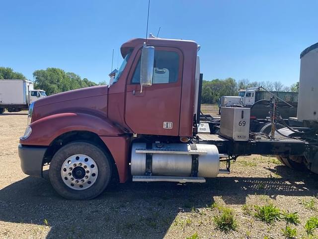 Image of Freightliner Columbia equipment image 1