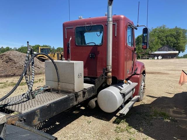 Image of Freightliner Columbia equipment image 4