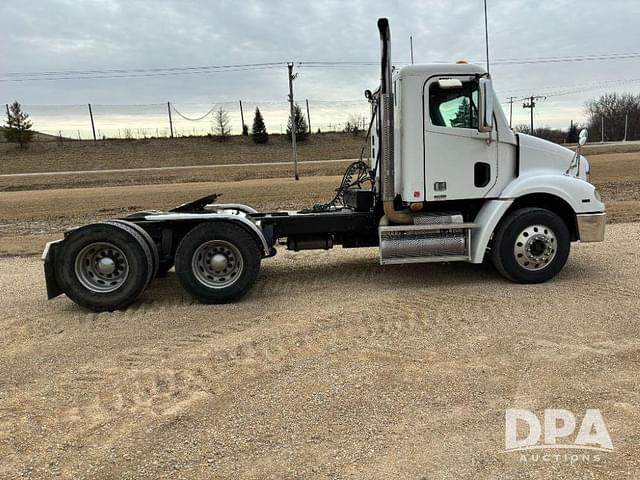 Image of Freightliner Columbia equipment image 3