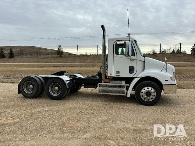 Image of Freightliner Columbia equipment image 2