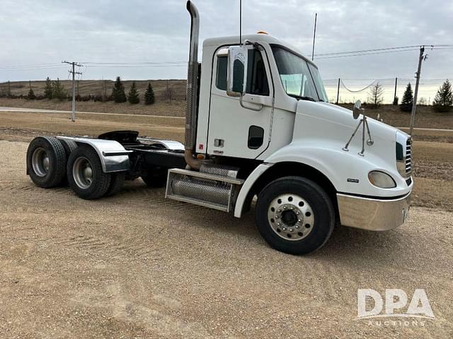 Image of Freightliner Columbia equipment image 1