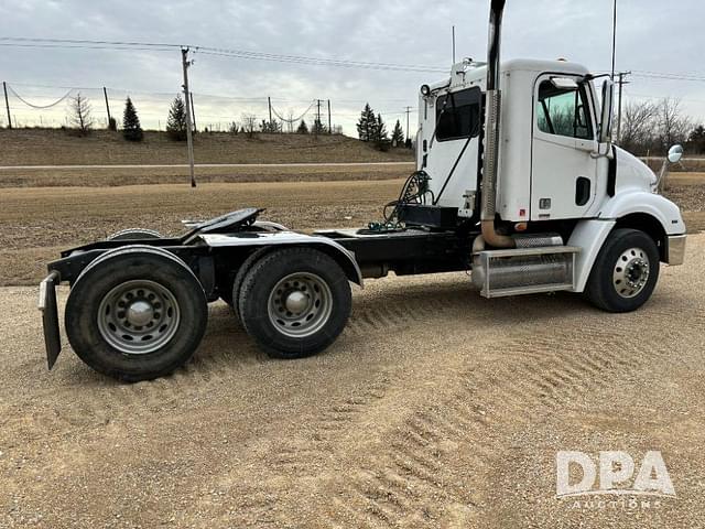 Image of Freightliner Columbia equipment image 4