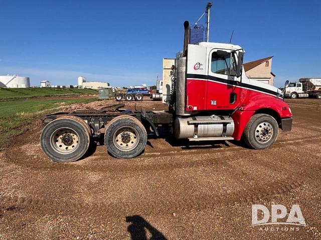 Image of Freightliner Columbia equipment image 3