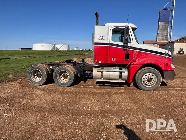 Image of Freightliner Columbia equipment image 2