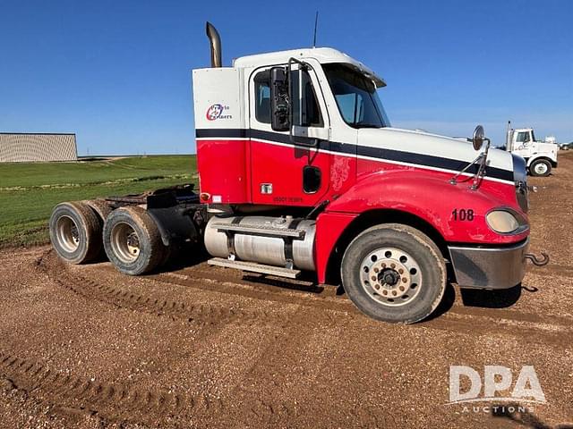 Image of Freightliner Columbia equipment image 1