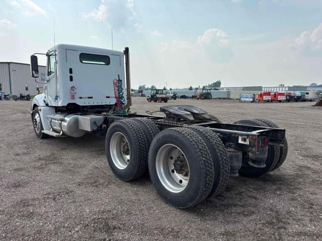Image of Freightliner Columbia equipment image 3