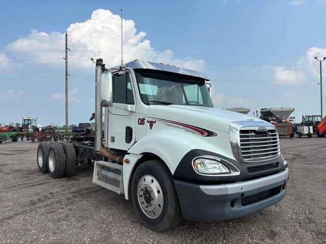 Image of Freightliner Columbia equipment image 1