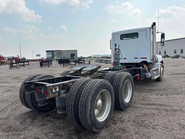 Image of Freightliner Columbia equipment image 2