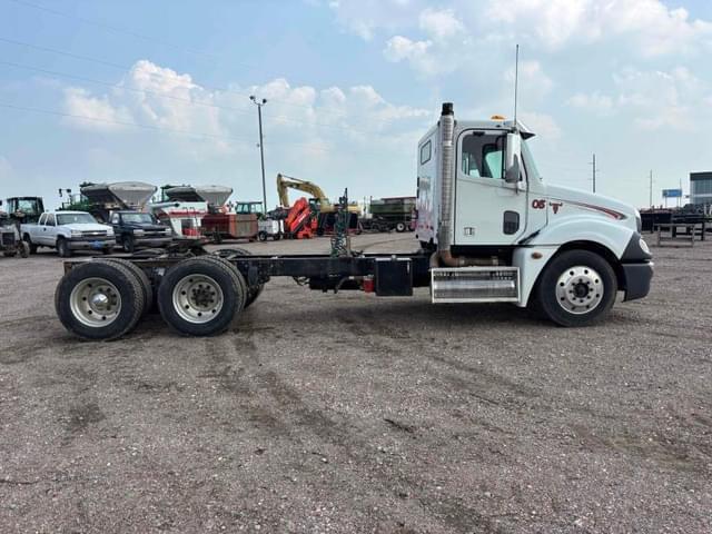 Image of Freightliner Columbia equipment image 4
