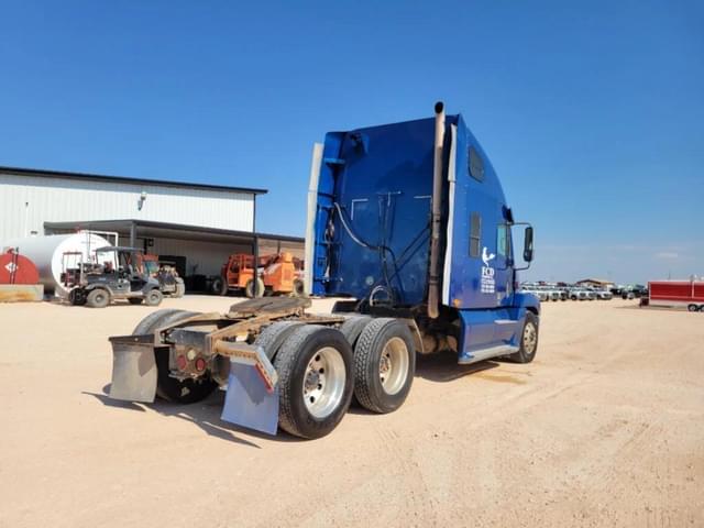 Image of Freightliner Columbia equipment image 4