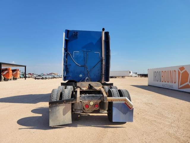 Image of Freightliner Columbia equipment image 3