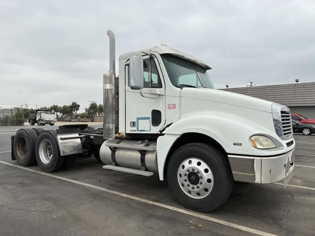 Image of Freightliner Columbia equipment image 1