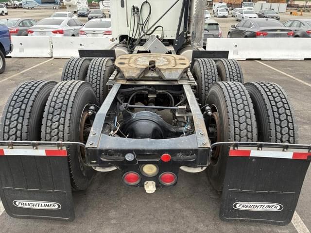 Image of Freightliner Columbia equipment image 3