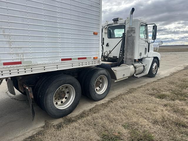 Image of Freightliner Detroit 60 equipment image 2