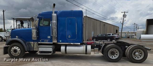 Image of Freightliner FLD132 equipment image 2