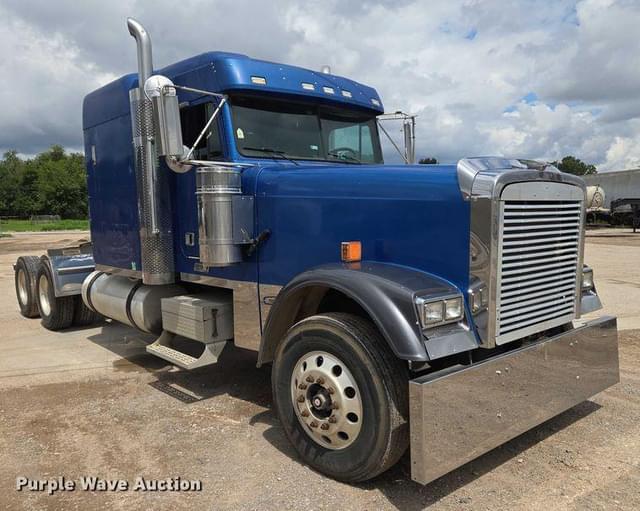 Image of Freightliner FLD132 equipment image 4