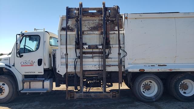 Image of Freightliner M2 106 equipment image 4