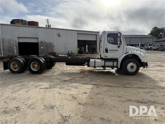 Image of Freightliner M2 equipment image 3
