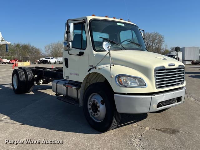 Image of Freightliner M2 106 equipment image 2