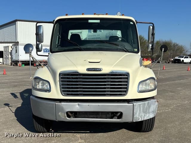 Image of Freightliner M2 106 equipment image 1
