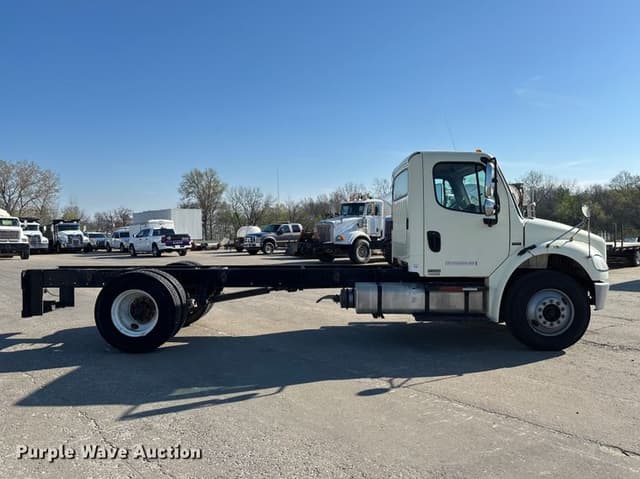 Image of Freightliner M2 106 equipment image 3